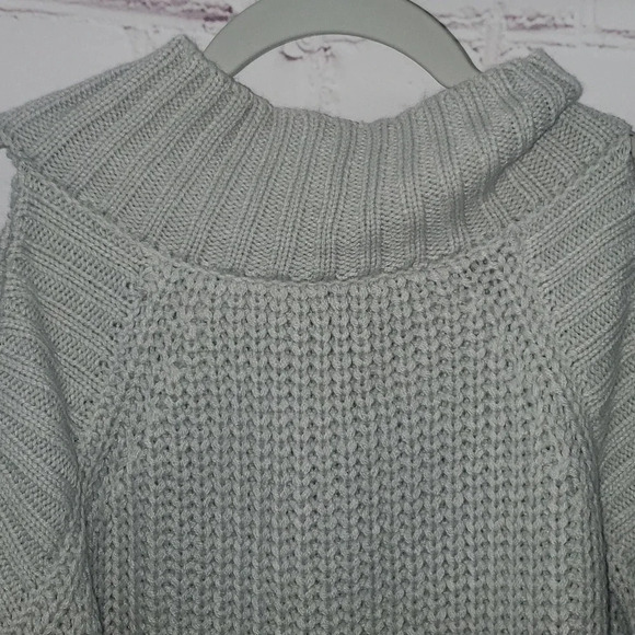 Glitzy Girlz Gray Cold Shoulder Sweater Women's Size 1x - Picture 9 of 16
